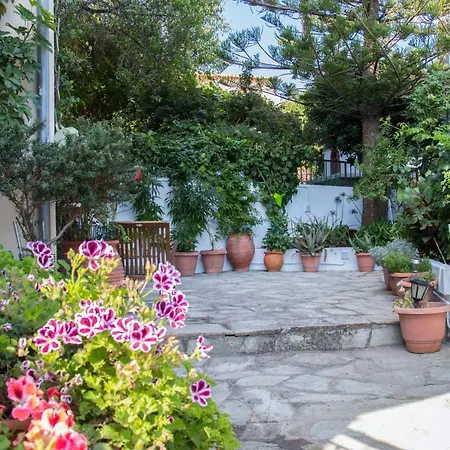 Annis House 3*